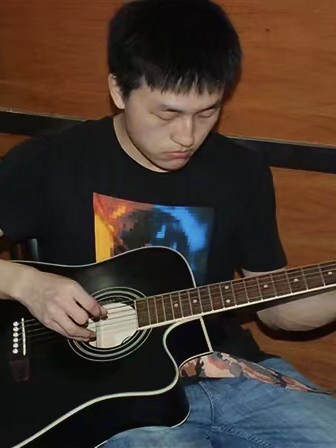 Gokou 弹吉他